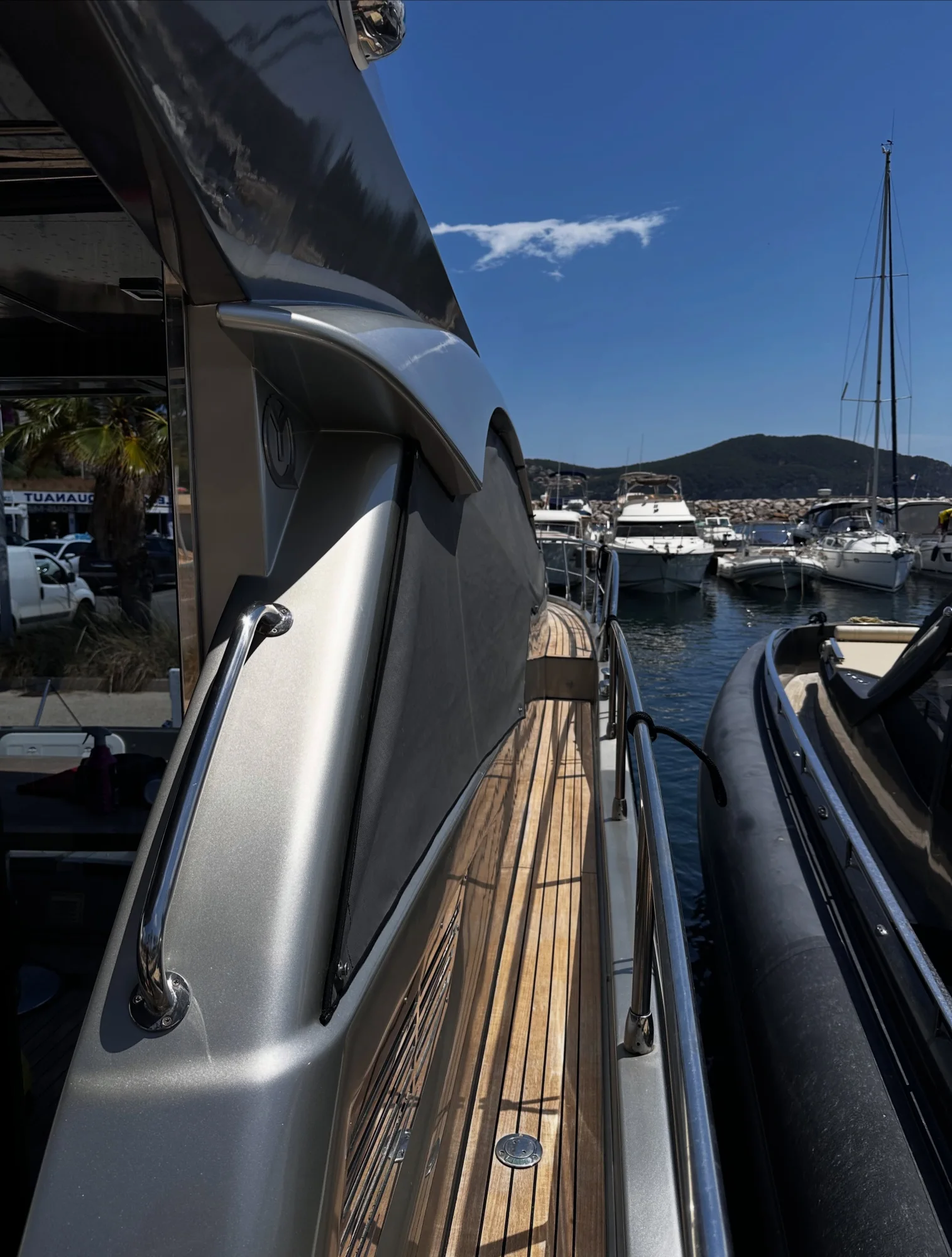 Finition extérieure du bateau entretenu par Prestig’Clean