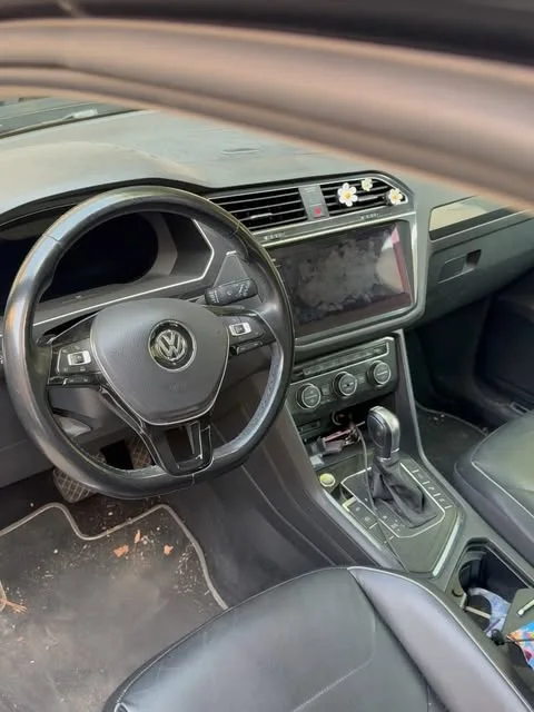 Avant : Habitacle du Volkswagen Tiguan avant le nettoyage intérieur par Prestig’Clean