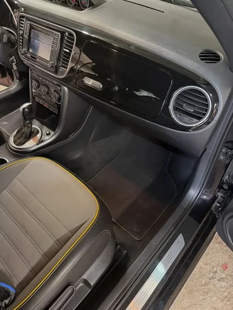 Habitacle de la Volkswagen New Beetle après le nettoyage intérieur par Prestig’Clean